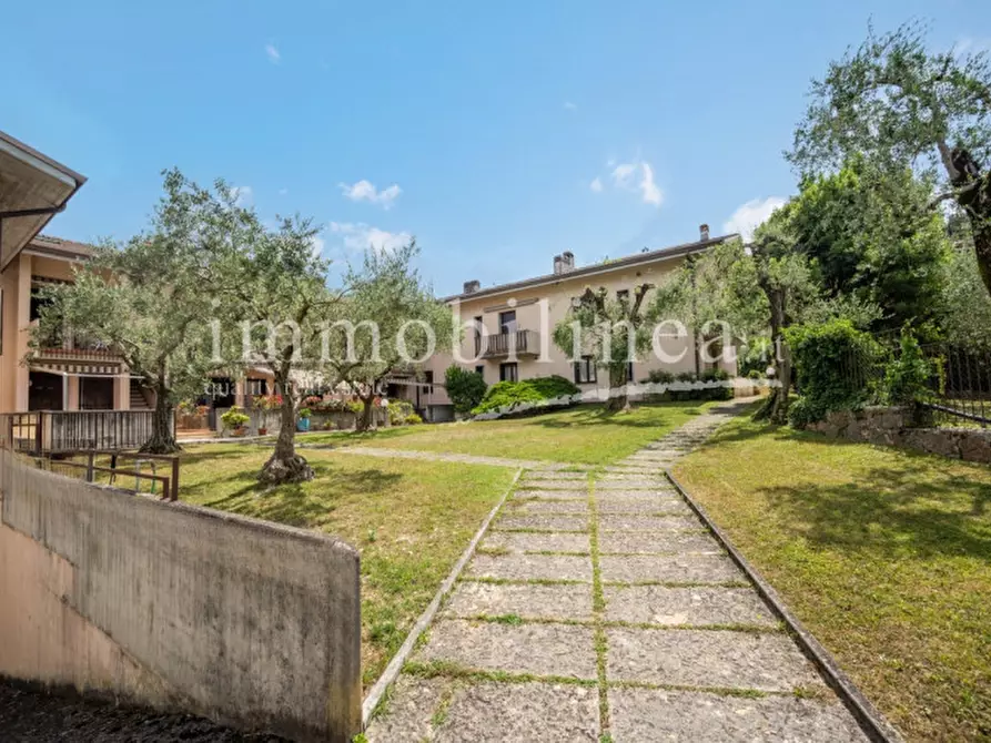 Immagine 5 di Appartamento in vendita  a Torri Del Benaco