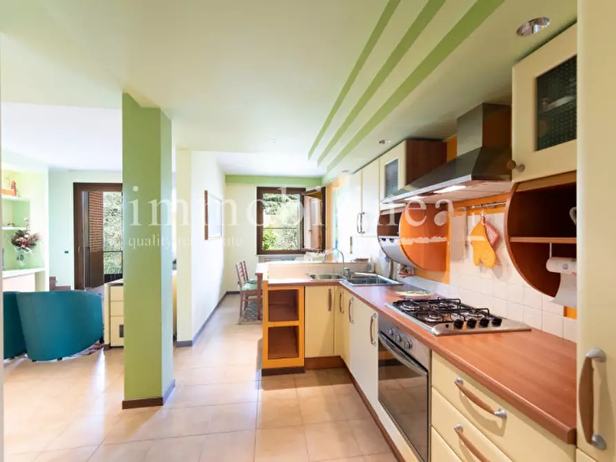 Immagine 11 di Appartamento in vendita  a Torri Del Benaco