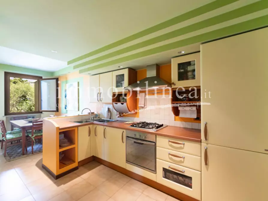 Immagine 17 di Appartamento in vendita  a Torri Del Benaco