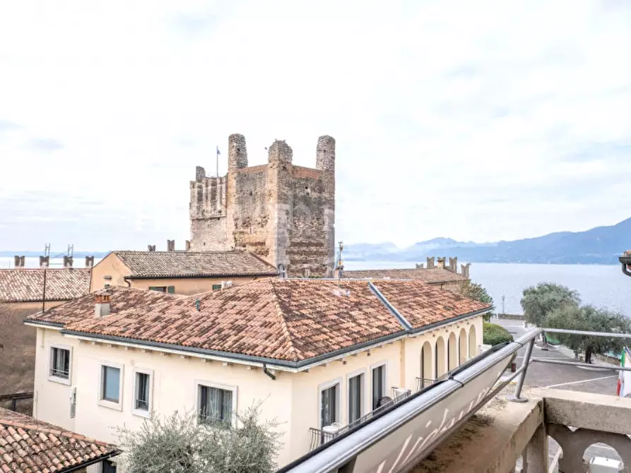 Immagine 1 di Palazzo in vendita  in Via Fratelli Lavanda a Torri Del Benaco
