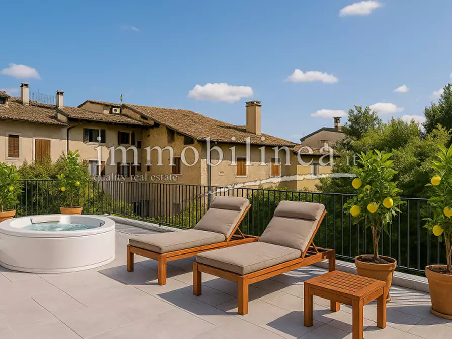 Immagine 1 di Casa quadrifamiliare in vendita  in Via Fratelli Lavanda a Torri Del Benaco