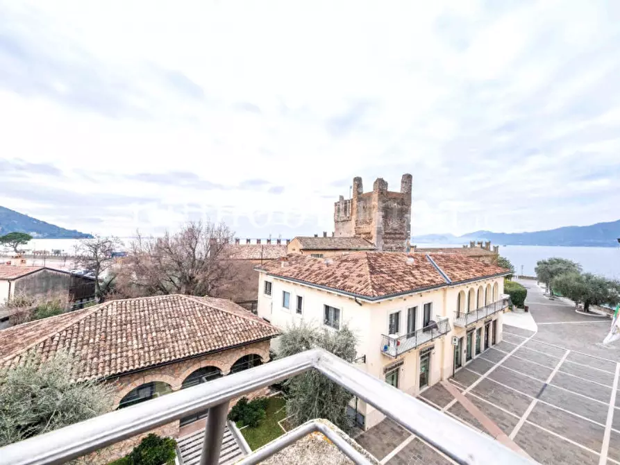 Immagine 2 di Palazzo in vendita  in Via Fratelli Lavanda a Torri Del Benaco