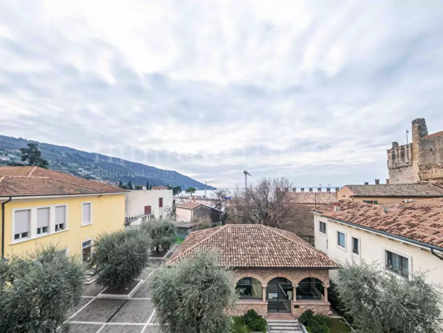 Immagine 3 di Palazzo in vendita  in Via Fratelli Lavanda a Torri Del Benaco