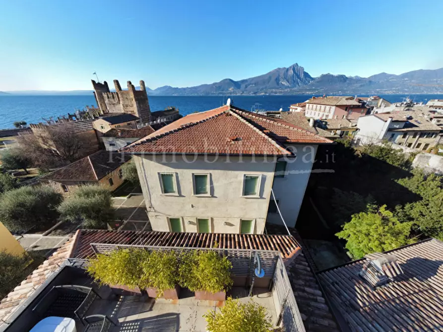 Immagine 8 di Palazzo in vendita  in Via Fratelli Lavanda a Torri Del Benaco