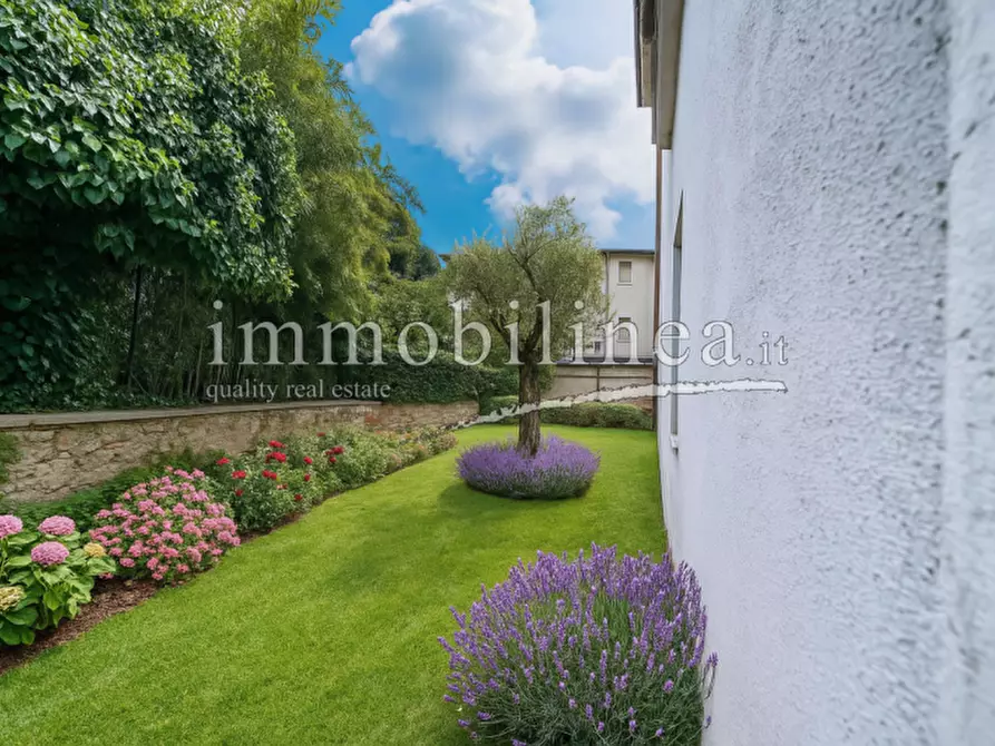 Immagine 13 di Palazzo in vendita  in Via Fratelli Lavanda a Torri Del Benaco