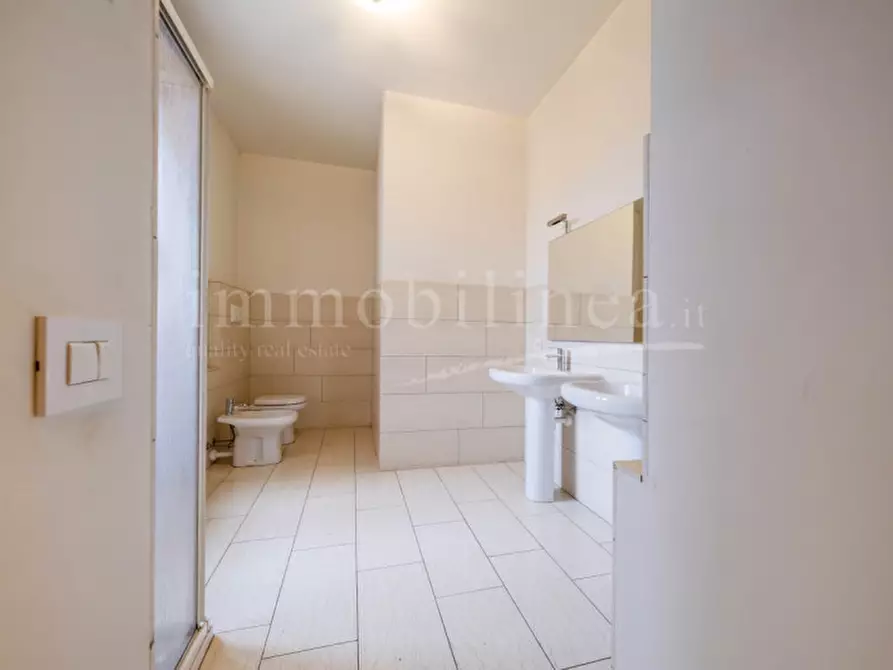 Immagine 21 di Palazzo in vendita  in Via Fratelli Lavanda a Torri Del Benaco