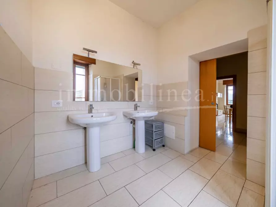 Immagine 25 di Palazzo in vendita  in Via Fratelli Lavanda a Torri Del Benaco