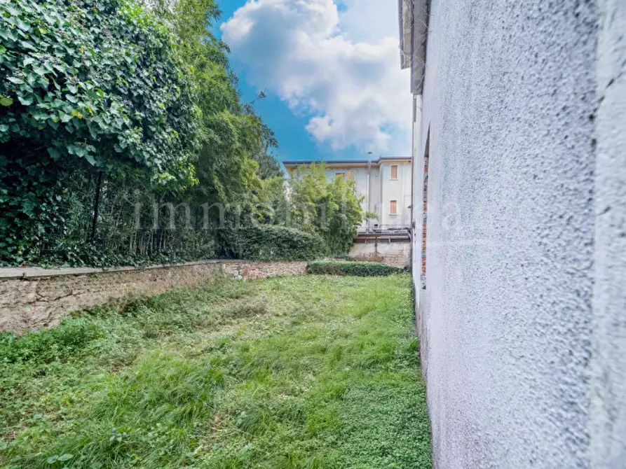 Immagine 39 di Palazzo in vendita  in Via Fratelli Lavanda a Torri Del Benaco