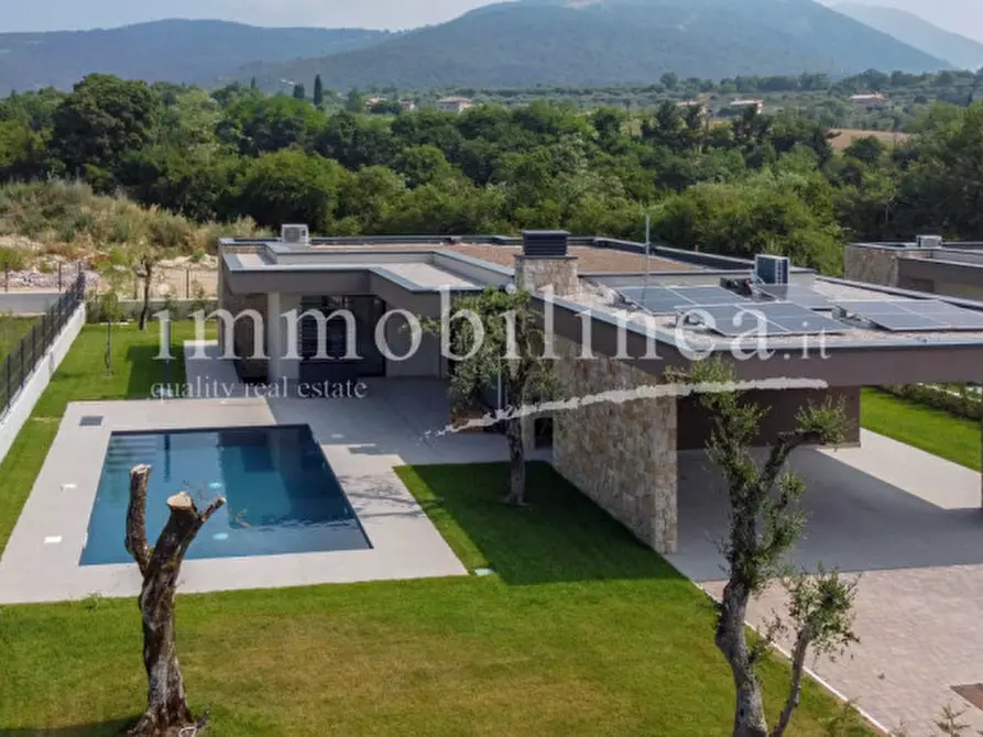 Immagine 2 di Villa in vendita  in Rossar a Costermano sul Garda