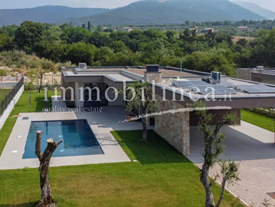 Immagine 2 di Villa in vendita  in Rossar a Costermano sul Garda