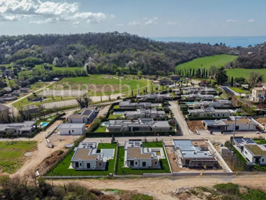 Immagine 15 di Villa in vendita  in Rossar a Costermano sul Garda
