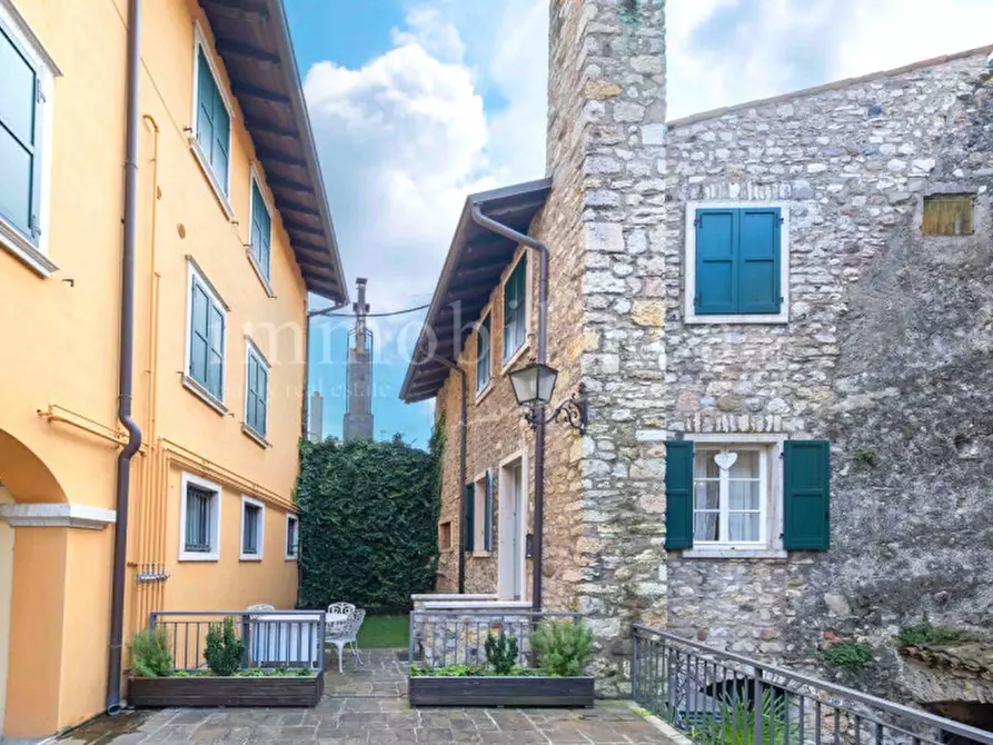 Immagine 1 di Rustico / casale in vendita  in Piazzetta Portici a Torri Del Benaco