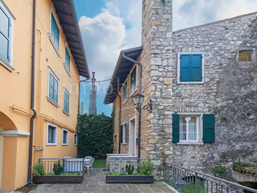 Immagine 1 di Rustico / casale in vendita  in Piazzetta Portici a Torri Del Benaco