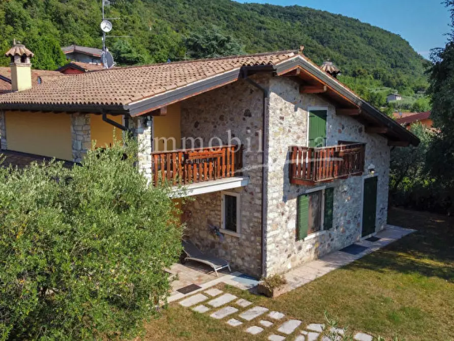 Immagine 2 di Villa in vendita  in via volpara 5 a Torri Del Benaco