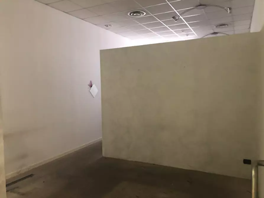 Immagine 2 di Negozio in vendita  in Maclodio via Roma 48 a Maclodio