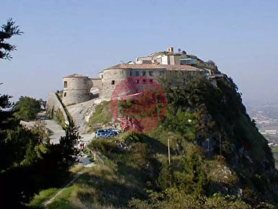 Immagine 1 di Palazzo in vendita  in CASTELO DUE TORRI DI TORRIANA a Poggio Torriana