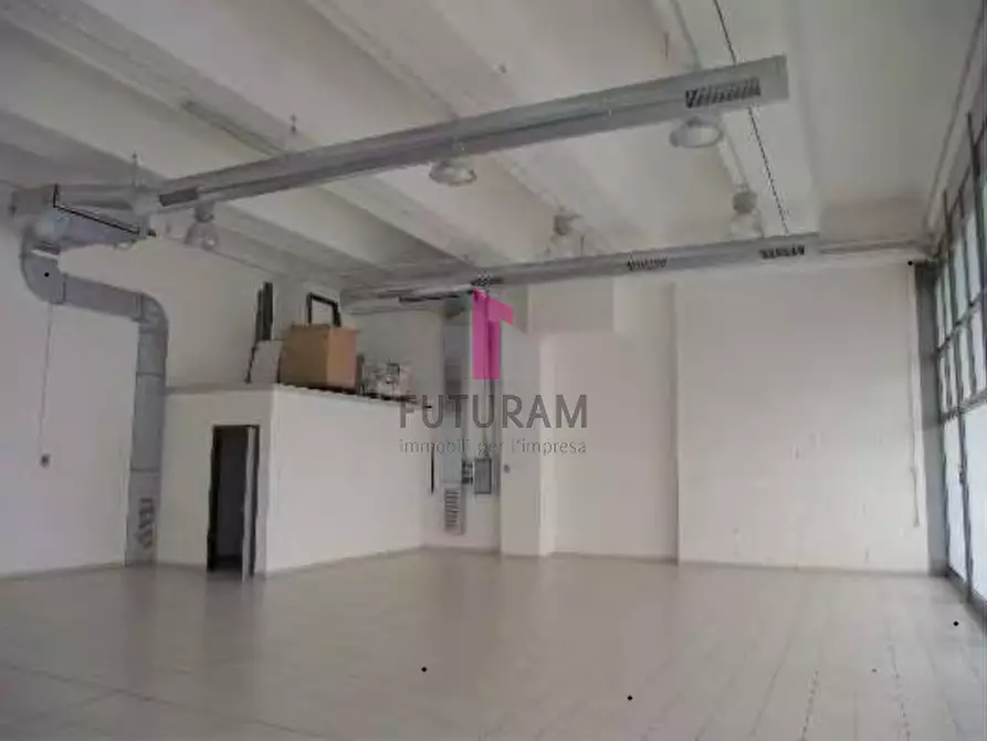 Immagine 1 di Negozio in vendita  a Vicenza