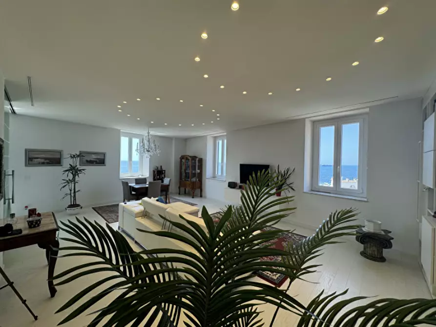 Immagine 1 di Appartamento in vendita  in viale di Antignano a Livorno