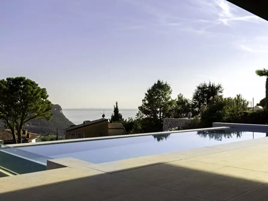 Immagine 10 di Villa in vendita  in via villaggio oliveto a Costermano sul Garda