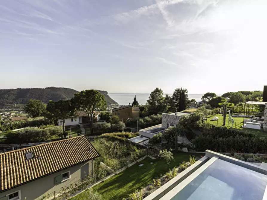 Immagine 17 di Villa in vendita  in via villaggio oliveto a Costermano sul Garda
