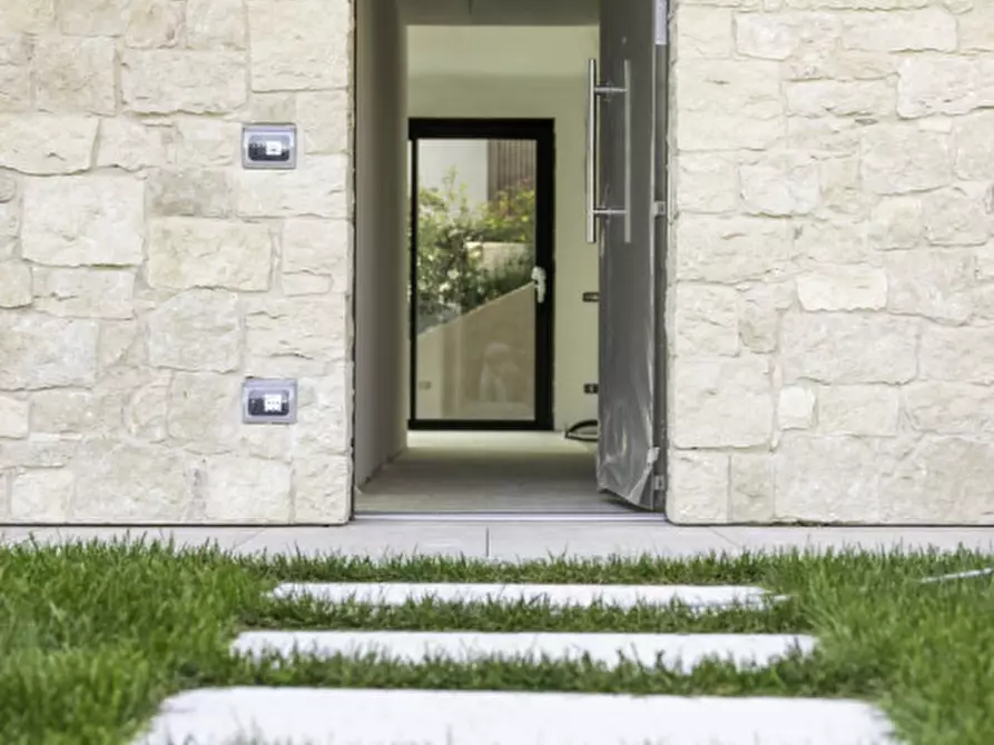Immagine 25 di Villa in vendita  in via villaggio oliveto a Costermano sul Garda