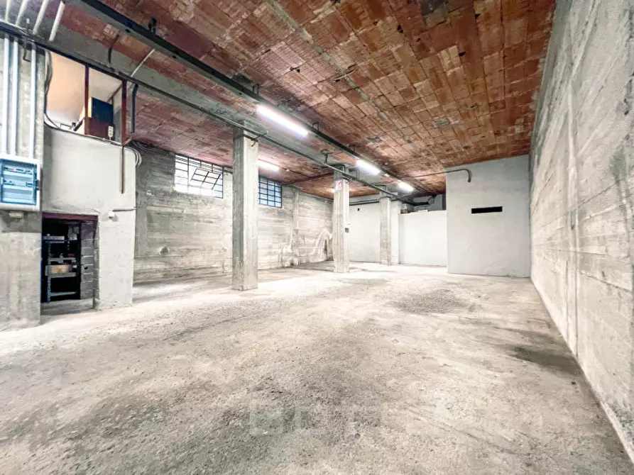 Immagine 10 di Magazzino in vendita  in VIALE VARALLO 200 a Borgosesia