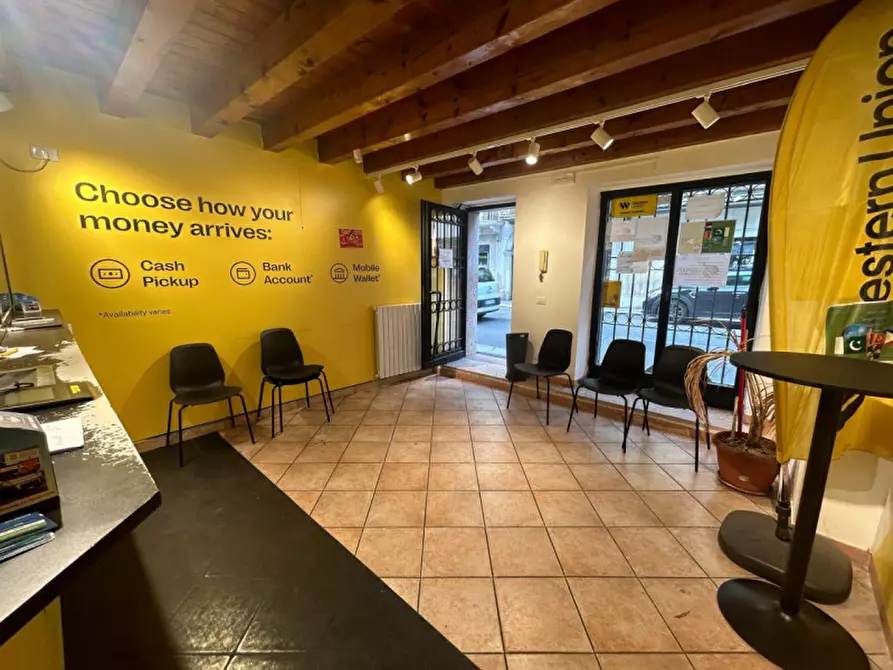 Immagine 4 di Negozio in affitto  in Via San Nazaro, 40 a Verona