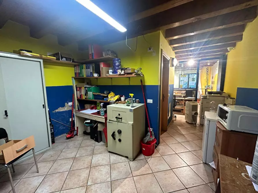 Immagine 8 di Negozio in affitto  in Via San Nazaro, 40 a Verona