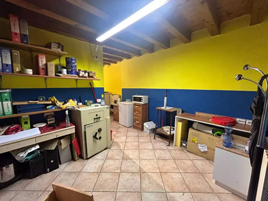Immagine 11 di Negozio in affitto  in Via San Nazaro, 40 a Verona