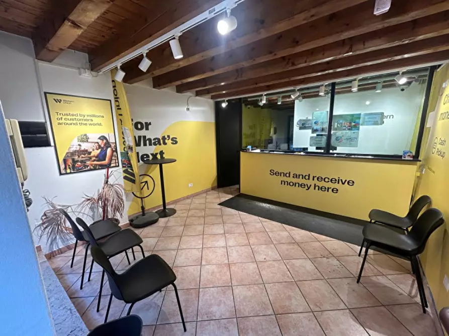Immagine 14 di Negozio in affitto  in Via San Nazaro, 40 a Verona