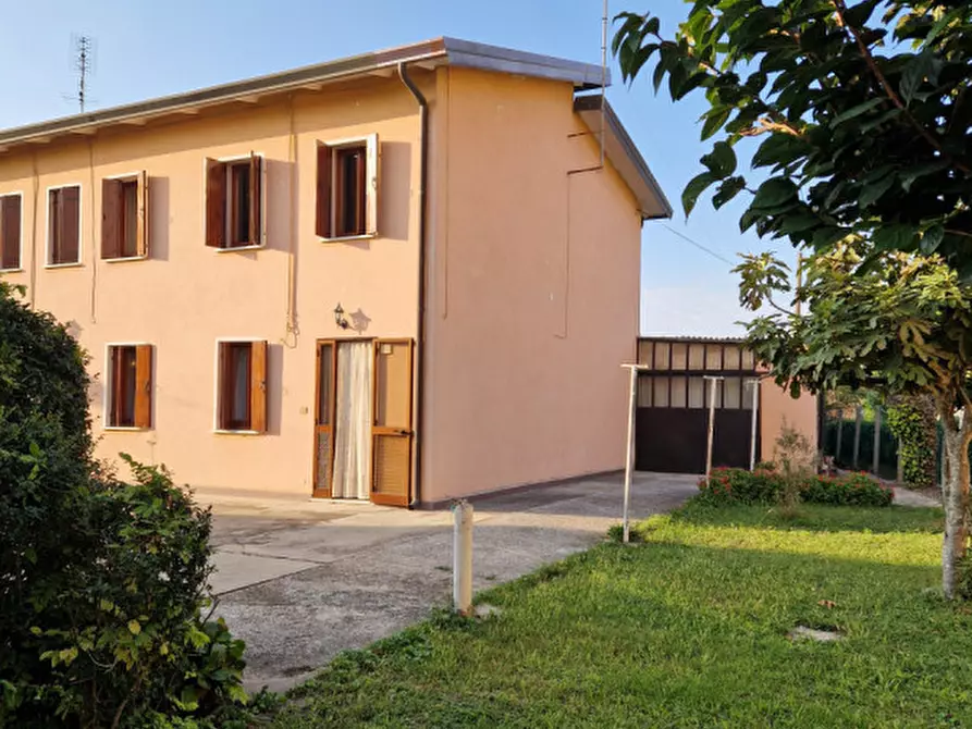 Immagine 1 di Casa bifamiliare in vendita  in Via Munerati 96 a Rovigo