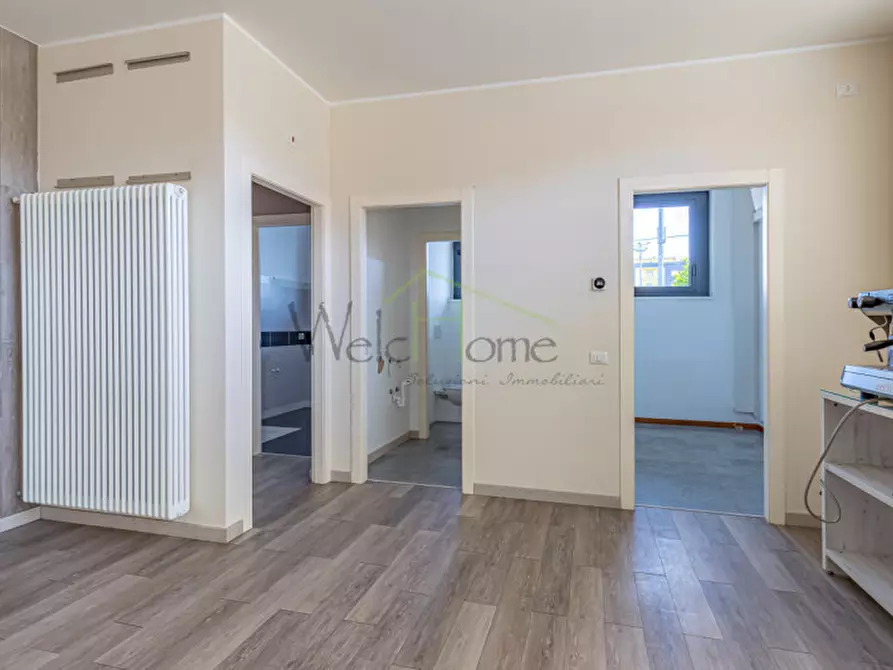 Immagine 2 di Negozio in vendita  in Via Acquanera 22 a Como