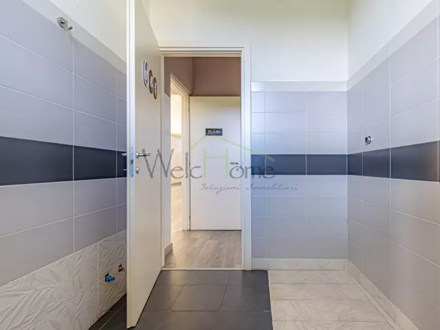 Immagine 6 di Negozio in vendita  in Via Acquanera 22 a Como