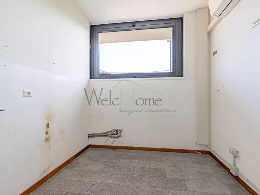 Immagine 10 di Negozio in vendita  in Via Acquanera 22 a Como