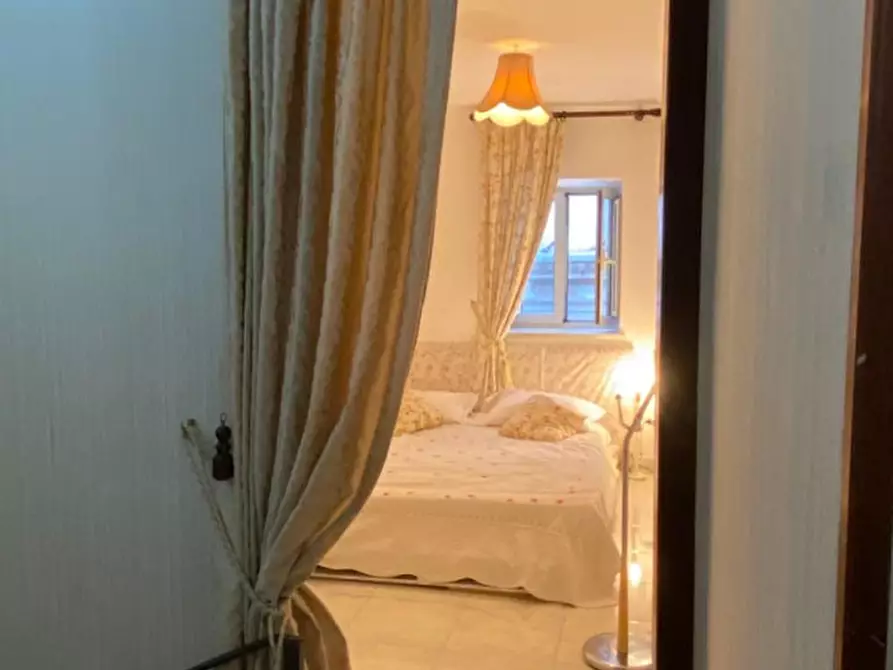 Immagine 10 di Camera in affitto  in Via supportico d’astuti a Napoli