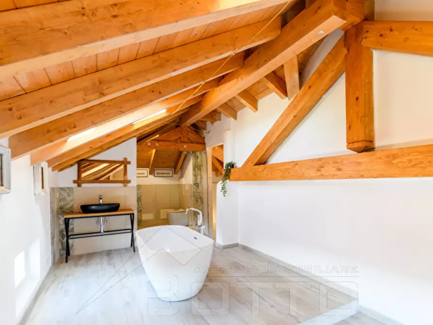 Immagine 34 di Villa in vendita  in Via Camillo Benso Conte di Cavour 40 a Castelletto Sopra Ticino