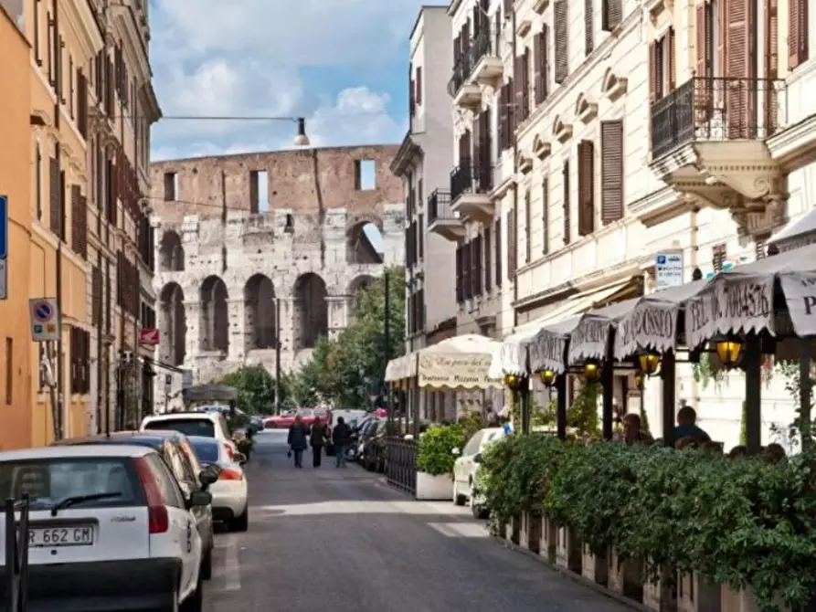 Immagine 1 di Negozio in affitto  in VIA OSTILIA a Roma