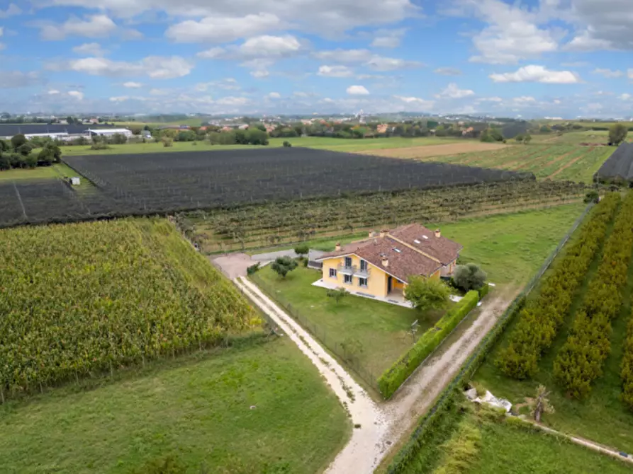 Immagine 1 di Casa bifamiliare in vendita  in Località Ca' Di Mezzo 159 a Bussolengo