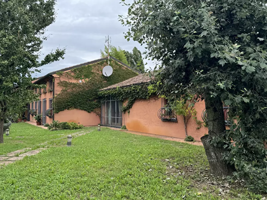 Immagine 1 di Villa in vendita  a Giacciano Con Baruchella