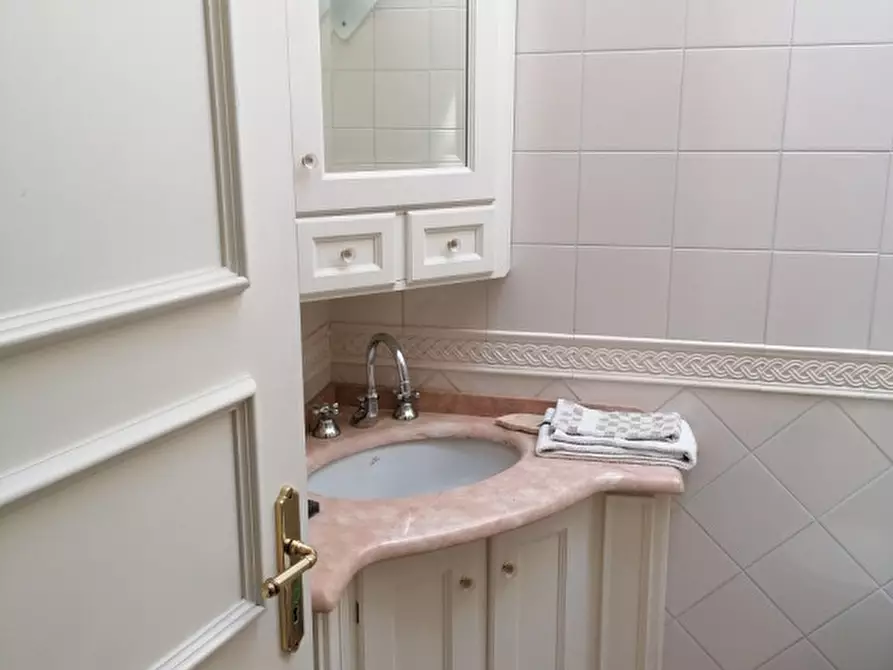 Immagine 21 di Appartamento in affitto  in VIA DEI SERVI a Modena