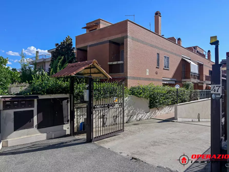 Immagine 2 di Villa in vendita  in via alfonso gallo a Roma