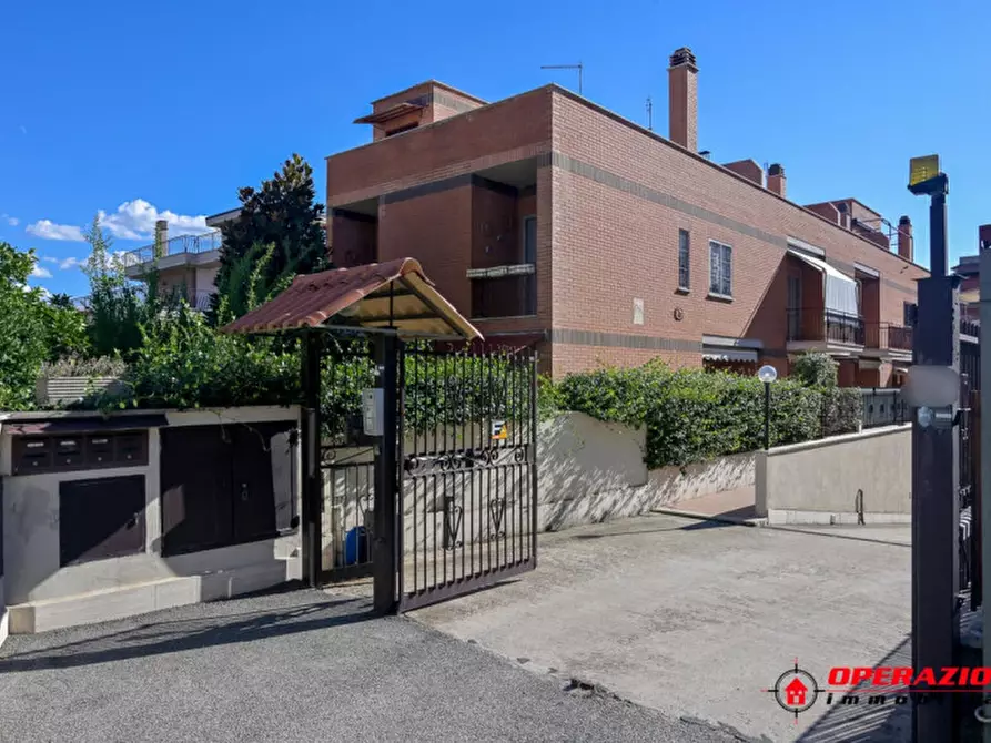 Immagine 3 di Villa in vendita  in via alfonso gallo a Roma