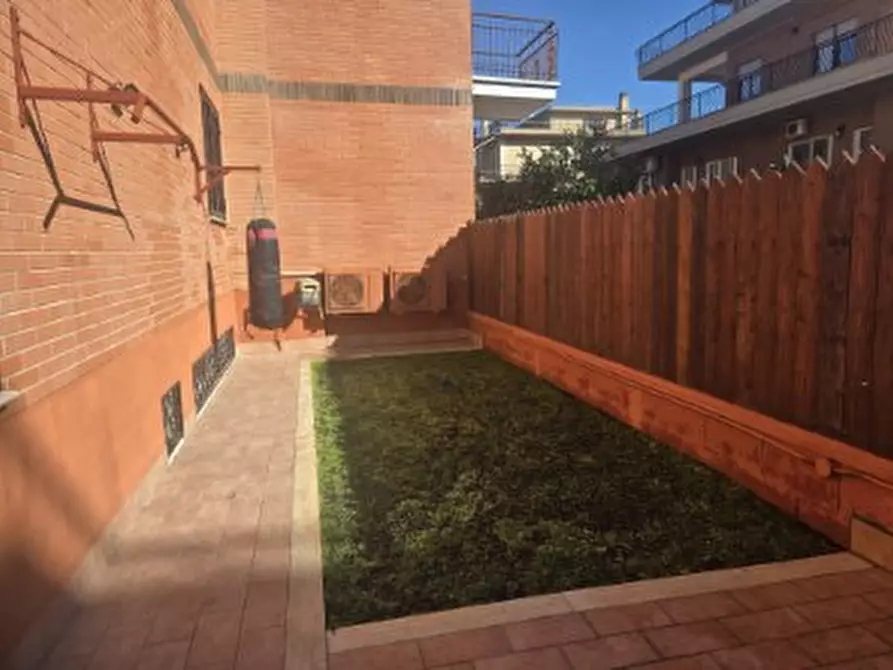 Immagine 6 di Villa in vendita  in via alfonso gallo a Roma