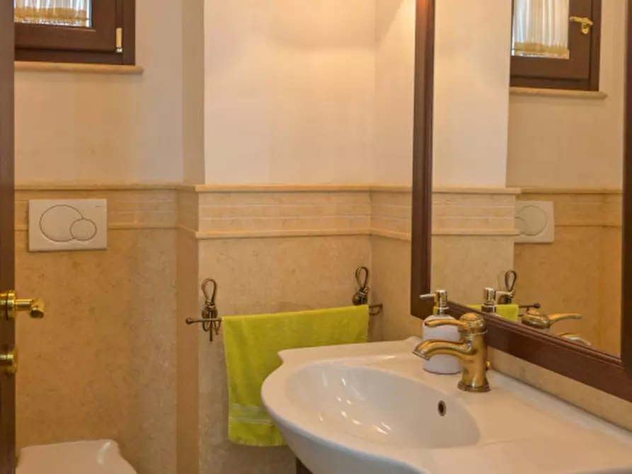 Immagine 21 di Villa in vendita  in via alfonso gallo a Roma