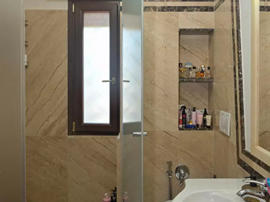 Immagine 33 di Villa in vendita  in via alfonso gallo a Roma