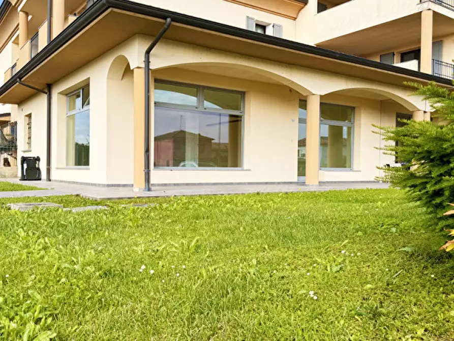 Immagine 2 di Negozio in affitto  a Cadeo