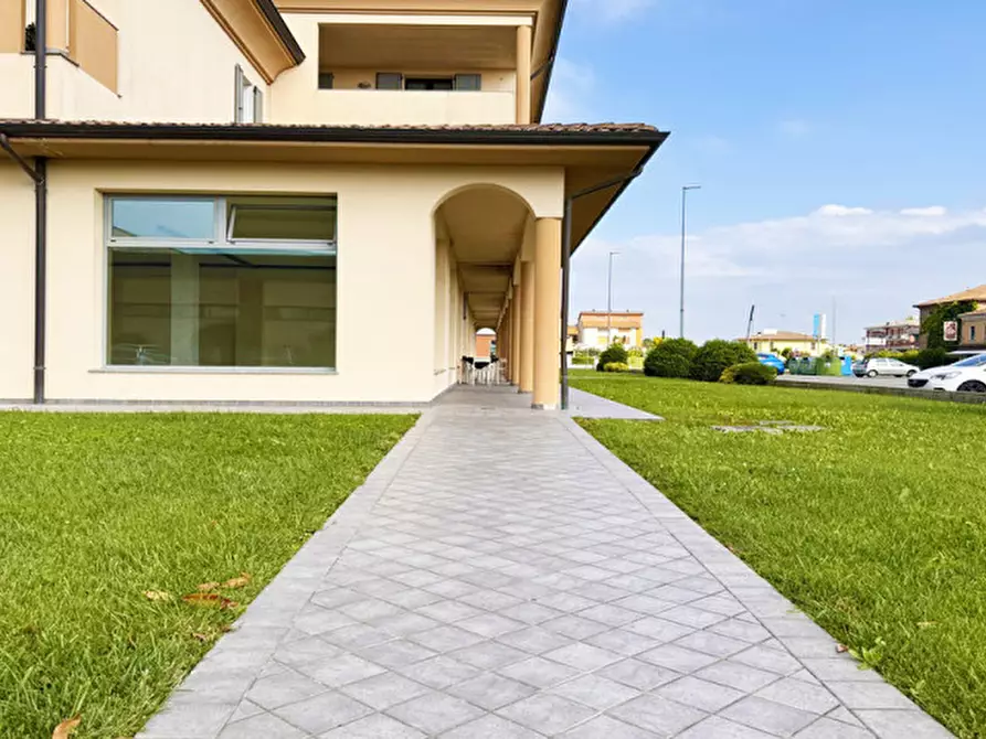 Immagine 5 di Negozio in affitto  a Cadeo