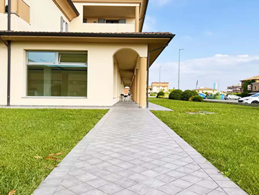 Immagine 6 di Negozio in affitto  a Cadeo