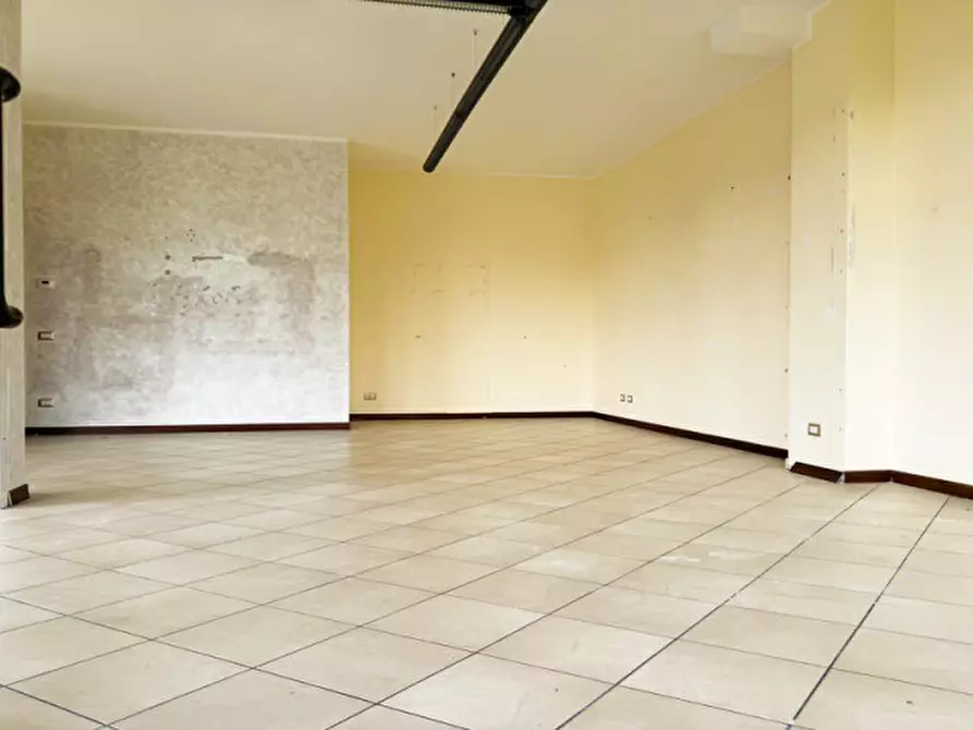 Immagine 8 di Negozio in affitto  a Cadeo