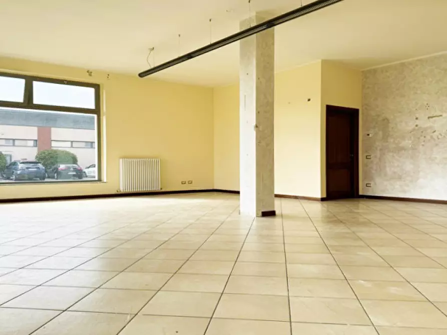 Immagine 9 di Negozio in affitto  a Cadeo